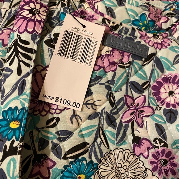 Vera Bradley Large Glenna Bag Penelope‘s garden is the print zipper closure - Picture 3 of 4